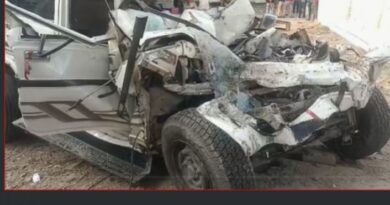 Bolero collides with bus, 5 people die on the spot