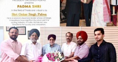 ‘ਪਦਮ ਸ਼੍ਰੀ’ ਸ੍ਰ. ਓਂਕਾਰ ਸਿੰਘ ਪਾਹਵਾ ਦਾ ਸਨਮਾਨ : ਸ੍ਰ. ਪਾਹਵਾ ਨੂੰ ‘ਪਦਮ ਸ਼੍ਰੀ’ ਐਵਾਰਡ ਮਿਲਣ ਨਾਲ ਪੰਜਾਬ ਦੇ ਉਦਯੋਗ ਦਾ ਸਨਮਾਨ ਹੋਇਆ – ਰਾਮ ਲੁਭਾਇਆ