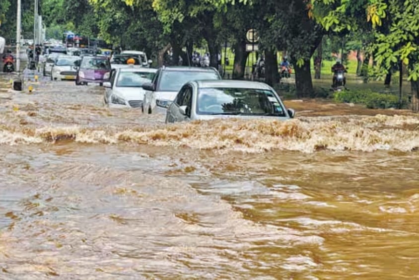 ਚੰਡੀਗੜ੍ਹ ’ਚ ਭਾਰੀ ਮੀਂਹ ਨੇ ਜਨਜੀਵਨ ਕੀਤਾ ਪ੍ਰਭਾਵਿਤ; ਸੁਖਨਾ ਦੇ ਫਲੱਡ ਗੇਟ ਖੋਲ੍ਹੇ ਗਏ,ਕਈ ਇਲਾਕਿਆਂ ’ਚ ਭਰਿਆ ਪਾਣੀ