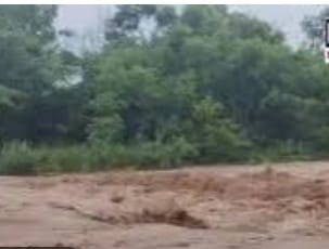 ਚੰਡੀਗੜ੍ਹ’ ਚ ਸੁਖਨਾ ਝੀਲ ਦਾ ਪਾਣੀ ਖ਼ਤਰੇ ਦੇ ਪੱਧਰ ‘ਤੇ,ਫਲੱਡ ਗੇਟ ਖੋਲੇ ਗਏ; ਪਾਣੀ ਦਾ ਬਹਾਅ ਤੇਜ਼ ਹੋਣ ਕਰਕੇ ਪਾਣੀ ‘ਚ ਬਹਿ ਗਿਆ ਪੁਲ