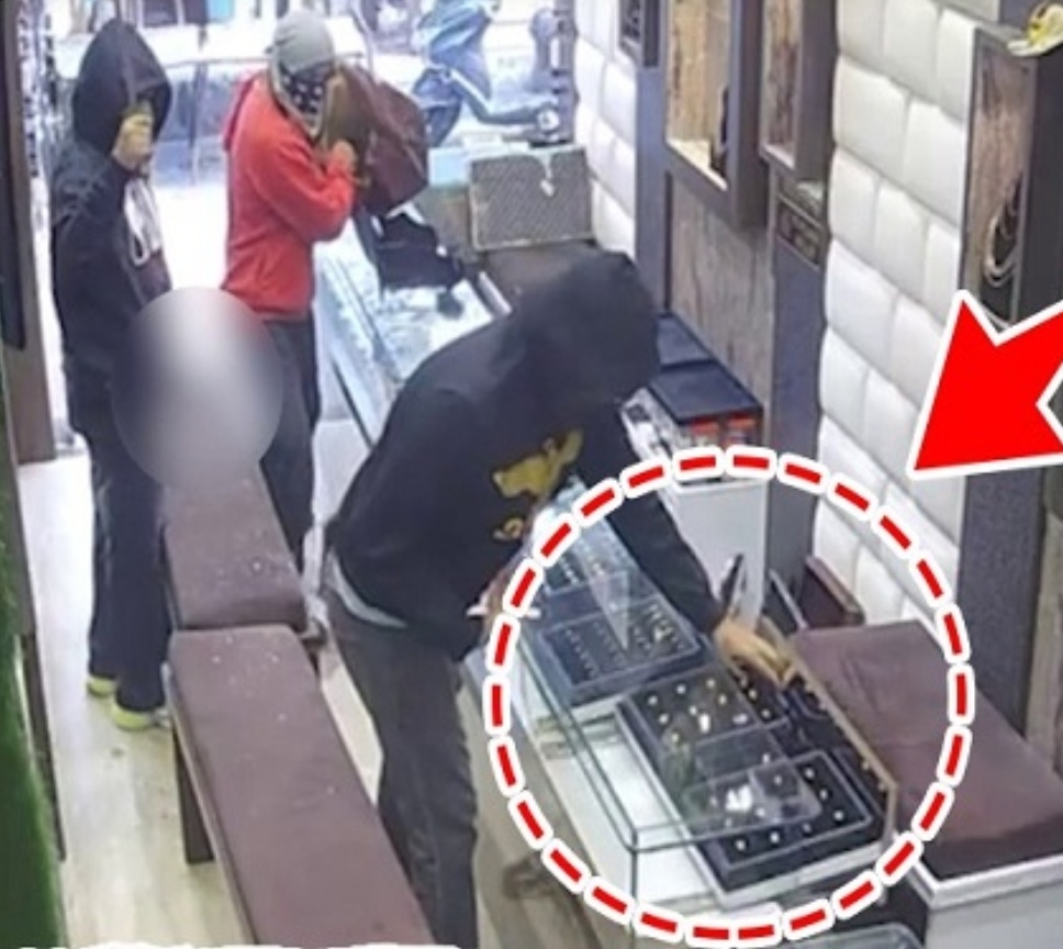 ਜਲੰਧਰ ‘ਚ ਵਿਜੇ ਜਵੈਲਰ ਦੀ ਦੁਕਾਨ ‘ਤੇ ਦਿਨ-ਦਿਹਾੜੇ ਲੱਖਾਂ ਦੀ ਲੁੱਟ, ਤਿੰਨ ਲੁਟੇਰੇ ਕੈਸ਼ ਤੇ ਗਹਿਣੇ ਲੈ ਕੇ ਹੋਏ ਫਰਾਰ