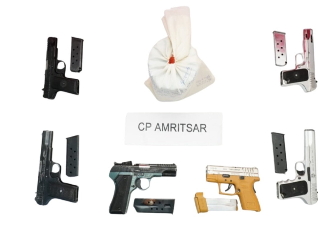 ਅੰਮ੍ਰਿਤਸਰ ਪੁਲਿਸ ਵੱਲੋਂ ਪਾਕਿਸਤਾਨ ਨਾਲ ਜੁੜੇ ਹਥਿਆਰ ਤੇ ਨਸ਼ਾ ਤਸਕਰੀ ਗਿਰੋਹ ਦਾ ਪਰਦਾਫਾਸ਼, ਹਥਿਆਰਾ ਅਤੇ ਹੈਰੋਇਨ ਸਮੇਤ 5 ਗ੍ਰਿਫ਼ਤਾਰ