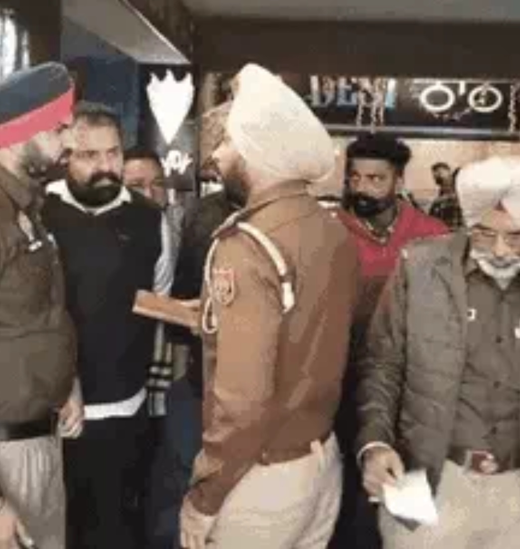 ਅੰਮ੍ਰਿਤਸਰ ਦੇ ਬਸ ਸਟੈਂਡ’ਚ ਦਿਨ ਦਿਹਾੜੇ ਚੱਲੀਆਂ ਗੋਲੀਆਂ:ਕਰਮਚਾਰੀ ਗੰਭੀਰ ਜ਼ਖਮੀ,ਜਾਂਚ ਜਾਰੀ 