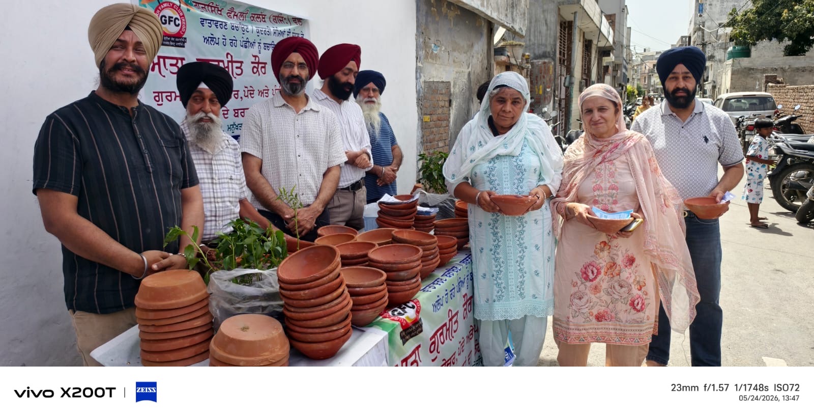 ਗੁਰਸਿੱਖa ਫੈਮਿਲੀ ਕਲੱਬ ਵੱਲੋਂ ਮਾਤਾ ਗੁਰਮੀਤ ਕੌਰ ਦੀ ਅੰਤਿਮ ਅਰਦਾਸ ਮੌਕੇ ਪੰਛੀਆਂ ਲਈ ਪਾਣੀ ਦੇ ਬਰਤਨਾਂ ਅਤੇ ਪੌਦਿਆ ਦਾ ਲੰਗਰ ਲਗਾਇਆ