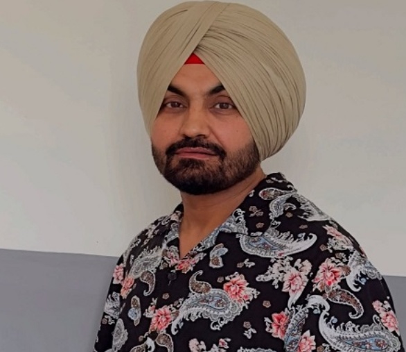 ਪੰਜਾਬੀ ਗਾਇਕ ਰਵਿੰਦਰ ਗਰੇਵਾਲ ਨਾਲ 92 ਲੱਖ ਦੀ ਲੈਂਡ ਕਰੂਜ਼ਰ ਦੀ ਠੱਗੀ, 5 ਕਾਰ ਡੀਲਰਾਂ ਖ਼ਿਲਾਫ਼ ਕੇਸ